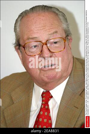 Der französische Parteivorsitzende der Front National, Jean Marie Le Pen, stellt heute Morgen in Marseille-Frankreich am 23. Mai 2004 sein Programm für die Europawahlen vor. Der Kandidat des südöstlichen Bezirks, Jean Marie Le Pen, hofft auf eine bessere Punktzahl als bei den regionalen. Foto von Gerald Holubowicz/ABACA. Stockfoto