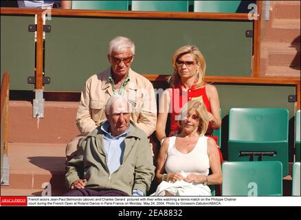 Die französischen Schauspieler Jean-Paul Belmondo (oben) und Charles Gerard schauten sich mit ihren Ehefrauen ein Tennismatch auf dem Philippe Chatrier-Platz während der French Open bei Roland Garros in Paris-Frankreich am Montag, 24. Mai 2004. Foto von Gorassini-Zabulon/ABACA. Stockfoto