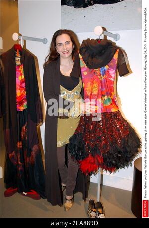 Die französische Modedesignerin Nathalie Garcon bei der Eröffnung ihres neuen Stores "Galerie Vivienne" in Paris-Frankreich am Montag, den 24. Mai 2004. Foto von Bruno Klein/ABACA. Stockfoto