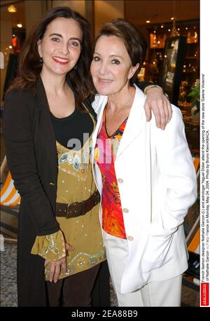 Die französische Modedesignerin Nathalie Garcon (L) und die Astrologin Yaguel Didier nehmen am Montag, den 24. Mai 2004, an der Eröffnung des neuen Stores "Galerie Vivienne" von Nathalie Garcon in Paris-Frankreich Teil. Foto von Bruno Klein/ABACA. Stockfoto