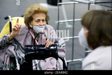 08. Februar 2021, Nordrhein-Westfalen, Köln: Elisabeth Steubesand (l, 105) spricht vor ihrer Impfung mit der Kölner Bürgermeisterin Henriette Reker im Impfzentrum. Corona die Impfung von Menschen ab 80 Jahren, die zu Hause leben, hat in Nordrhein-Westfalen begonnen. Sie werden nach Vereinbarung in den Impfzentren geimpft. Foto: Oliver Berg/dpa Stockfoto