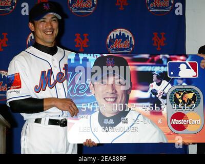 Kazuo Matsui von den New Yorker Mets nimmt an einer Pressekonferenz Teil, bei der MasterCard einen Marketingvertrag mit Kaz Matsui als Teil seines globalen Sponsorings für Major League Baseball unterzeichnet, der am Mittwoch, 26. Mai 2004, im Shea Stadium in New York stattfand. Foto von SWF/ABACA Stockfoto