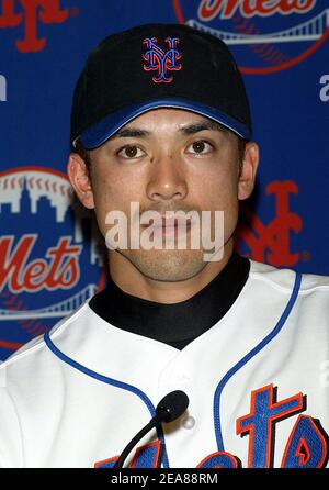Kazuo Matsui von den New Yorker Mets nimmt an einer Pressekonferenz Teil, bei der MasterCard einen Marketingvertrag mit Kaz Matsui als Teil seines globalen Sponsorings für Major League Baseball unterzeichnet, der am Mittwoch, 26. Mai 2004, im Shea Stadium in New York stattfand. Foto von SWF/ABACA Stockfoto