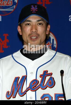 Kazuo Matsui von den New Yorker Mets nimmt an einer Pressekonferenz Teil, bei der MasterCard einen Marketingvertrag mit Kaz Matsui als Teil seines globalen Sponsorings für Major League Baseball unterzeichnet, der am Mittwoch, 26. Mai 2004, im Shea Stadium in New York stattfand. Foto von SWF/ABACA Stockfoto