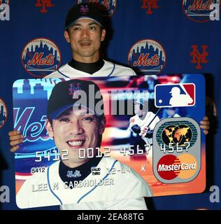 Kazuo Matsui von den New Yorker Mets nimmt an einer Pressekonferenz Teil, bei der MasterCard einen Marketingvertrag mit Kaz Matsui als Teil seines globalen Sponsorings für Major League Baseball unterzeichnet, der am Mittwoch, 26. Mai 2004, im Shea Stadium in New York stattfand. Foto von SWF/ABACA Stockfoto