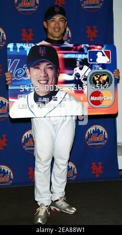 Kazuo Matsui von den New Yorker Mets nimmt an einer Pressekonferenz Teil, bei der MasterCard einen Marketingvertrag mit Kaz Matsui als Teil seines globalen Sponsorings für Major League Baseball unterzeichnet, der am Mittwoch, 26. Mai 2004, im Shea Stadium in New York stattfand. Foto von SWF/ABACA Stockfoto