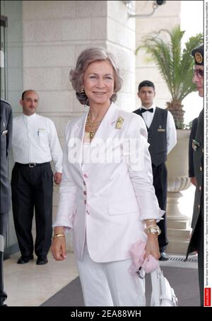 Spanische Königin Sofia Ankunft im Hotel Four Seasons in Amman-Jordanien am 27. Mai 2004 vor der Hochzeit von Jordaniens Kronprinz Hamzah bin Al-Hussein und Prinzessin Noor Hamzah heute statt. Foto von Abd Rabbo-Mousse-Guerin/ABACA. Stockfoto