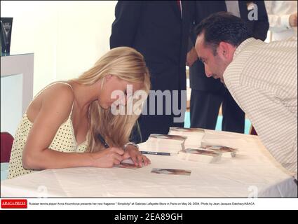 Die russische Tennisspielerin Anna Kournikova präsentiert am 29. Mai 2004 ihre neue Fragance Simplicity im Galeries Lafayette Store in Paris. Foto von Jean-Jacques Datchary/ABACA. Stockfoto