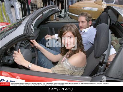 Alexandra und Olivier vom französischen Fernsehprogramm Bachelor 2003 eröffnen den ersten Tag der Rallye des Princesses 5th im neuen Smart Roadster BRABUS von Paris nach Monaco. Das Chech-in ist am™. Mai 2004 auf Place Vend 30 Me. Foto von Jean-Jacques Datchary/ABACA. Stockfoto