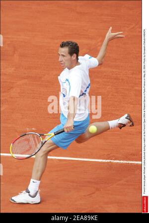 Der französische Tennisspieler Michael Llodra wurde während eines Spiels bei den French Open 2004 bei Roland Garros in Paris-Frankreich am 30. Mai 2004 fotografiert. Foto von Gorassini-Zabulon/ABACA. Stockfoto