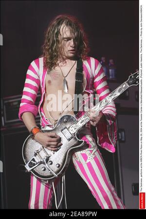 The Darkness tritt am 30. Mai 2004 im Tweeter Center in Mansfield Massachusetts auf der WBCN River Rave auf. (Im Bild: Justin Hawkins, The Darkness, ). Foto von John Davisson/ABACA. Stockfoto