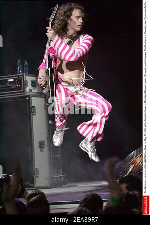 The Darkness tritt am 30. Mai 2004 im Tweeter Center in Mansfield Massachusetts auf der WBCN River Rave auf. (Im Bild: Justin Hawkins, The Darkness, ). Foto von John Davisson/ABACA. Stockfoto