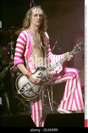 The Darkness tritt am 30. Mai 2004 im Tweeter Center in Mansfield Massachusetts auf der WBCN River Rave auf. (Im Bild: Justin Hawkins, The Darkness, ). Foto von John Davisson/ABACA. Stockfoto