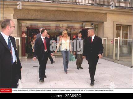 Die russische Tennisspielerin Anna Kournikova präsentiert am 29. Mai 2004 ihre neue Fragance Simplicity im Galeries Lafayette Store in Paris. Foto von Jean-Jacques Datchary/ABACA. Stockfoto