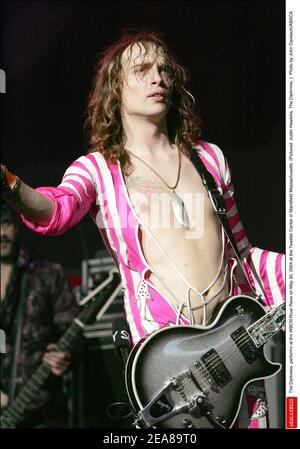 The Darkness tritt am 30. Mai 2004 im Tweeter Center in Mansfield Massachusetts auf der WBCN River Rave auf. (Im Bild: Justin Hawkins, The Darkness, ). Foto von John Davisson/ABACA. Stockfoto