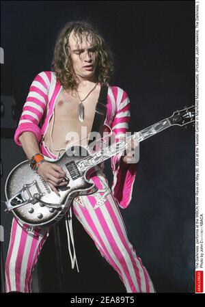 The Darkness tritt am 30. Mai 2004 im Tweeter Center in Mansfield Massachusetts auf der WBCN River Rave auf. (Im Bild: Justin Hawkins, The Darkness, ). Foto von John Davisson/ABACA. Stockfoto