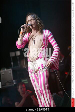 The Darkness tritt am 30. Mai 2004 im Tweeter Center in Mansfield Massachusetts auf der WBCN River Rave auf. (Im Bild: Justin Hawkins, The Darkness, ). Foto von John Davisson/ABACA. Stockfoto