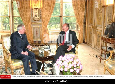 Der französische Präsident Jacques Chirac spricht am Mittwoch, den 2. Juni 2004, mit dem irischen Premierminister Bertie Ahern im Elysee-Palast in Paris-Frankreich. Foto von Bruno Klein/ABACA. Stockfoto