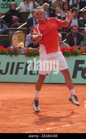 Der argentinische Spieler David Nalbandian im Bild während seines Sieges gegen den Brasilianer Gustavo Kuerten (6-2, 3-6, 6-4, 7-6) bei den French Open 2004 bei Roland Garros in Paris-Frankreich am Mittwoch, den 2. Juni 2004. Foto von Gorassini-Zabulon/ABACA. Stockfoto