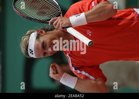 Der argentinische Spieler David Nalbandian im Bild während seines Sieges gegen den Brasilianer Gustavo Kuerten (6-2, 3-6, 6-4, 7-6) bei den French Open 2004 bei Roland Garros in Paris-Frankreich am Mittwoch, den 2. Juni 2004. Foto von Gorassini-Zabulon/ABACA. Stockfoto