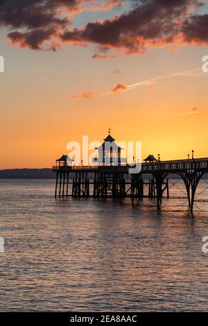 Clevedon Pier wunderschön hinterleuchtet mit einem goldenen Sonnenuntergang Stockfoto