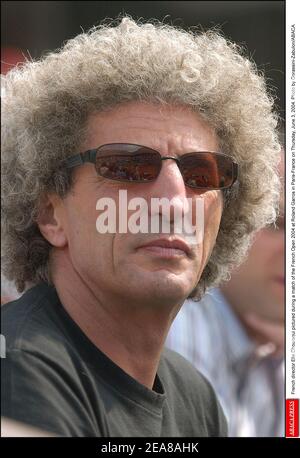 Der französische Regisseur Elie Chouraqui im Rahmen eines Spiels der French Open 2004 bei Roland Garros in Paris-Frankreich am Donnerstag, den 3. Juni 2004. Foto von Gorassini-Zabulon/ABACA. Stockfoto