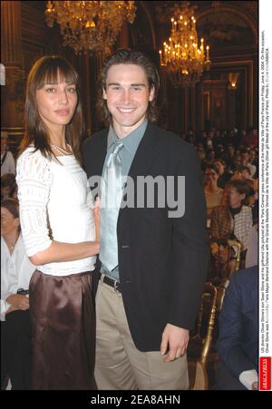 DER Sohn des US-Regisseurs Oliver Stone Sean Stone und seine Freundin Ulla im Bild bei der Pressekonferenz des Pariser Kinos am Freitag, den 4. Juni 2004 im Hotel de Ville in Paris-Frankreich. Aus diesem Anlass wurde Oliver Stone vom Pariser Bürgermeister Bertrand Delanoe mit der Grande Medaille Vermeil de la Ville de Paris (Silbervergoldung der Stadt Paris) geehrt. Foto von Bruno Klein/ABACA. Stockfoto