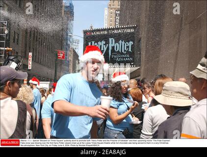 Warner Bros. Special Blizzard auf dem Times Square Werbestunt, um sowohl Harry Potter als auch den Gefangenen von Azkaban und ihren kommenden Film The Polar Express zu promoten. Fake Snow wehte über die ersten Harry Potter Zuschauer aufgereiht am Loews Times Square Theater, während heiße Schokolade wurde ihnen in einer sehr weihnachtlichen Atmosphäre serviert. New York, am Freitag, den 4. Juni 2004. Foto von Nicolas Khayat/ABACA. Stockfoto