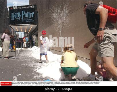 Warner Bros. Special Blizzard auf dem Times Square Werbestunt, um sowohl Harry Potter als auch den Gefangenen von Azkaban und ihren kommenden Film The Polar Express zu promoten. Fake Snow wehte über die ersten Harry Potter Zuschauer aufgereiht am Loews Times Square Theater, während heiße Schokolade wurde ihnen in einer sehr weihnachtlichen Atmosphäre serviert. New York, am Freitag, den 4. Juni 2004. Foto von Nicolas Khayat/ABACA. Stockfoto