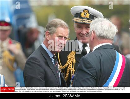 S.H. der Prinz von Wales hat den ersten Meeresherrn getroffen, Admiral Sir Alan West (C), und Monsieur Ledran, Bürgermeister von Ouistreham (R). Prinz Charles inspiziert die Ehrenwache von HMS Caampbeltown und Royal Marines und hat im Namen der Landing Craft Association einen Baum hinter einem Denkmal gepflanzt, bevor er am 5. Juni 2004 in Ouistreham-Frankreich mit Veteranen zusammentreffen konnte. Der Besuch war Teil der gedenkfeiern zum 60th. Jahrestag des D-Day-Fotos von Mousse-Hounsfield-Abd Rabbo-Nebinger/ABACA. Stockfoto