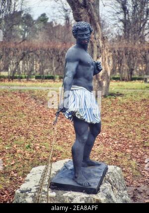 Schwarz bemalte Bronzeskulptur eines Mannes, der ein Fischernetz hält, Morianbron (Blackamoor Bridge), Ulriksdal Palace Gardens, Solna, Stockholm, Schweden Stockfoto