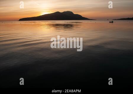 Sonnenaufgang hinter Holy Island von Lamlash auf der Isle of Arran in Schottland. Stockfoto