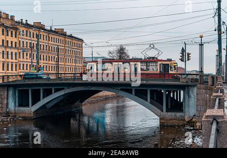 Blick auf die Novo-Kalinkin-Brücke über den Obvodny-Kanal im Winter St. Petersburg. Die Straßenbahn überquert den Obvodny-Kanal Stockfoto