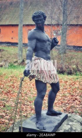 Schwarz bemalte Bronzeskulptur eines Mannes, der ein Fischernetz hält, Morianbron (Blackamoor Bridge), Ulriksdal Palace Gardens, Solna, Stockholm, Schweden Stockfoto