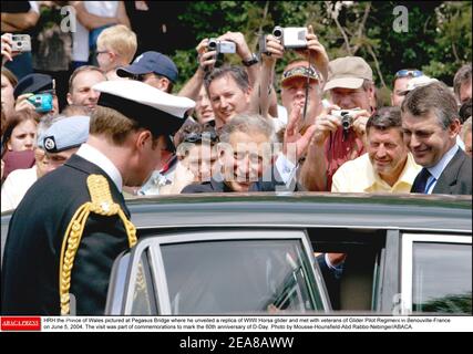 HRH der Prinz von Wales auf der Pegasus-Brücke, wo er eine Nachbildung des Zweiten Weltkriegs Horsa Segelflugzeug enthüllt und traf sich mit Veteranen des Segelflieger Pilot Regiment in Benouville-Frankreich am 5. Juni 2004. Der Besuch war Teil der gedenkfeiern zum 60th. Jahrestag des D-Day. Foto von Mousse-Hounsfield-Abd Rabbo-Nebinger/ABACA. Stockfoto