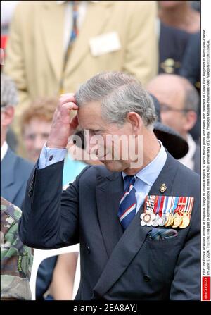 S.H. der Prinz von Wales kommt an der Pegasus-Brücke an, um eine Nachbildung des 2. Weltkrieg-Horsa-Segelflugzeugs zu enthüllen und trifft sich am 5. Juni 2004 mit Veteranen des Segelflugzeugregiments in Benouville-Frankreich. Der Besuch war Teil der gedenkfeiern zum 60th. Jahrestag des D-Day. Foto von Mousse-Hounsfield-Abd Rabbo-Nebinger/ABACA. Stockfoto