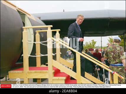 HRH der Prinz von Wales auf der Pegasus-Brücke, wo er eine Nachbildung des Zweiten Weltkriegs Horsa Segelflugzeug enthüllt und traf sich mit Veteranen des Segelflieger Pilot Regiment in Benouville-Frankreich am 5. Juni 2004. Der Besuch war Teil der gedenkfeiern zum 60th. Jahrestag des D-Day. Foto von Mousse-Hounsfield-Abd Rabbo-Nebinger/ABACA. Stockfoto