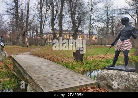 Zwei Bronze bemalte schwarze männliche Skulpturen dargestellt Ziehen eines Fischernetzes unter der Morianbron (Blackamoor Brücke), Ulriksdal Palace, Stockholm, Schweden Stockfoto