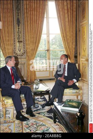 US-Präsident George W. Bush (L) und sein französischer Amtskollege Jacques Chirac im Elysee-Palast in Paris-Frankreich am Samstag, 5. Juni 2004. Bush kam am Samstag in Paris an, um mit Präsident Chirac, einem Kritiker des Irakkrieges, zu Gesprächen und Zeremonien zum Gedenken an den 60th. Jahrestag der Landungen des D-Day zu sprechen. Foto von ABACA. Stockfoto