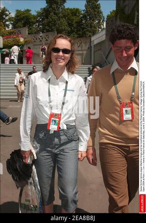 Die ehemalige Schweizer Tennisspielerin Martina Hingis und ihr Freund im Roland Garros 'Village' während der French Open 2004 in der Roland Garros Arena in Paris-Frankreich am Samstag, 5. Juni 2004. Foto von Gorassini-Zabulon/ABACA. Stockfoto