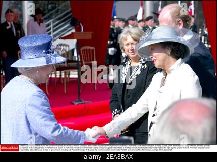 Die britische Königin Elizabeth II. Und die Generalgouverneurin von Kanada, Adrienne Clarkson, nehmen an der kanadischen Zeremonie Teil, die am Sonntag, 6. Juni 2004, in Juno Beach, Normandie, Nordwest-Frankreich, stattfindet. Weltführer, Armeeveteranen, Touristen, Sicherheitspersonal und Einheimische versammelten sich in der Normandie im Nordwesten Frankreichs, um des D-Day zu gedenken, dem Wendepunkt im Weltkrieg 2, der die Opfer im Kampf gegen die Tyrannei symbolisieren soll. Der französische Präsident Jacques Chirac wird von etwa 20 Staats- und Regierungschefs begleitet, darunter US-Präsident George W. Bush bei der Gedenkfeier zum 60 Stockfoto