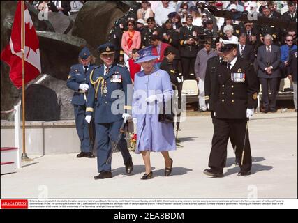 Die britische Königin Elizabeth II. Nimmt an der kanadischen Zeremonie Teil, die am Sonntag, 6. Juni 2004, in Juno Beach, Normandie, Nordwest-Frankreich, stattfand. Weltführer, Armeeveteranen, Touristen, Sicherheitspersonal und Einheimische versammelten sich in der Normandie im Nordwesten Frankreichs, um des D-Day zu gedenken, dem Wendepunkt im Weltkrieg 2, der die Opfer im Kampf gegen die Tyrannei symbolisieren soll. Der französische Präsident Jacques Chirac wird von etwa 20 Staats- und Regierungschefs begleitet, darunter US-Präsident George W. Bush bei der Gedenkfeier zum 60th. Jahrestag der Landung in der Normandie. Foto von ABAC Stockfoto