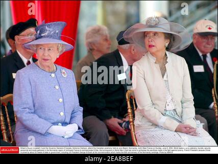 Die britische Königin Elizabeth II. Und die Generalgouverneurin von Kanada, Adrienne Clarkson, nehmen an der kanadischen Zeremonie Teil, die am Sonntag, 6. Juni 2004, in Juno Beach, Normandie, Nordwest-Frankreich, stattfindet. Weltführer, Armeeveteranen, Touristen, Sicherheitspersonal und Einheimische versammelten sich in der Normandie im Nordwesten Frankreichs, um des D-Day zu gedenken, dem Wendepunkt im Weltkrieg 2, der die Opfer im Kampf gegen die Tyrannei symbolisieren soll. Der französische Präsident Jacques Chirac wird von etwa 20 Staats- und Regierungschefs begleitet, darunter US-Präsident George W. Bush bei der Gedenkfeier zum 60 Stockfoto