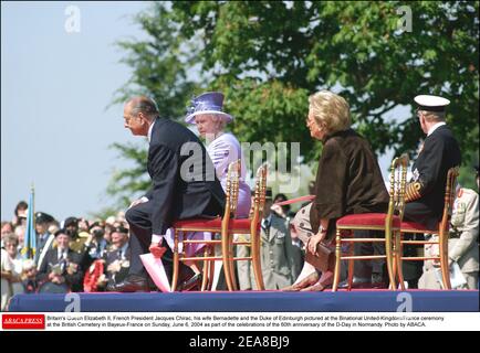 Die britische Königin Elizabeth II., der französische Präsident Jacques Chirac, seine Frau Bernadette und der Herzog von Edinburgh im Bild bei der Zeremonie von Binational Großbritannien/Frankreich auf dem British Cemetery in Bayeux-France am Sonntag, den 6. Juni 2004 im Rahmen der Feierlichkeiten zum 60th. Jahrestag des D-Day in der Normandie. Foto von ABACA. Stockfoto