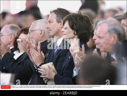 Der britische Premierminister Tony Blair und seine Frau Cherie haben zusammen mit anderen Staats- und Regierungschefs während der internationalen Zeremonie in Arromanches-Frankreich am Sonntag, dem 6. Juni 2004 im Rahmen der Feierlichkeiten zum 60th. Jahrestag des D-Day in der Normandie fotografiert. Foto von Nebinger-Mousse-Abd Rabbo-Hounsfield/ABACA. Stockfoto