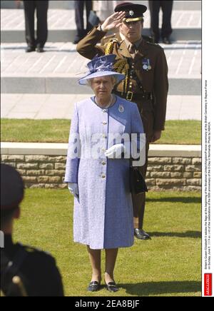 Die britische Königin Elizabeth II. Und der französische Präsident Jacques Chirac im Rahmen der Feierlichkeiten zum 60th. Jahrestag des D-Day in der Normandie bei der Zeremonie von Binational Großbritannien/Frankreich auf dem britischen Friedhof in Bayeux-Frankreich am Sonntag, den 6. Juni 2004. Foto von ABACA. Stockfoto