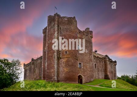 Sonnenuntergang über Doune Castle im Bezirk Stirling, Schottland. Stockfoto