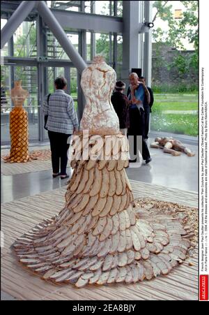 Der französische Designer Jean Paul Gaultier präsentiert seine Kollektion "Pain Couture by Jean-Paul Gaultier" ("Brotmode") am 5. Juni 2004 in der Cartier Foundation for Contemporary Art in Paris-Frankreich. Alle Kleider und Accessoires sind aus traditionnellem Brot. Foto von Bruno Klein/ABACA. Stockfoto