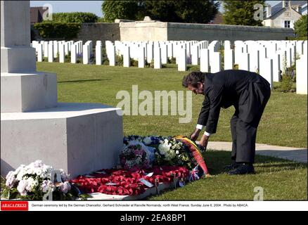 Deutsche Zeremonie unter der Leitung von Bundeskanzler Gerhard Schröder in Ranville Normandie, Nordwest-Frankreich, Sonntag, 6. Juni 2004 . Foto von ABACA. Stockfoto