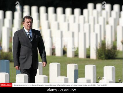 Deutsche Zeremonie unter der Leitung von Bundeskanzler Gerhard Schröder in Ranville Normandie, Nordwest-Frankreich, Sonntag, 6. Juni 2004 . Foto von ABACA. Stockfoto